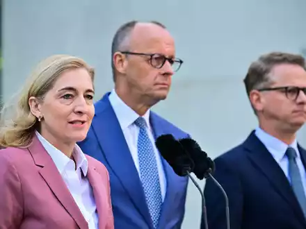 Das sind zunächst einmal die wichtigsten Personalien des großen Merz-Tableaus: Warken und Linnemann. - Foto: Sebastian Gollnow/dpa
