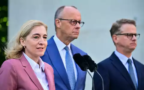 Das sind zunächst einmal die wichtigsten Personalien des großen Merz-Tableaus: Warken und Linnemann. - Foto: Sebastian Gollnow/dpa