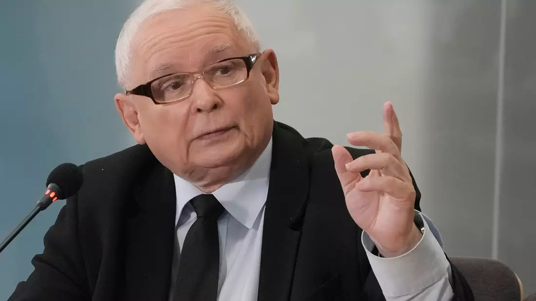  PiS-Chef Jaroslaw Kaczynski erlebt gerade einen Bruch in seiner Partei. (Archivbild) - Bild: Czarek Sokolowski/AP/dpa