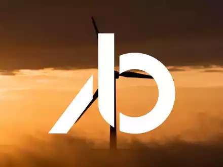 Silhouette einer Windkraftanlage vor einem dramatischen Dämmerungshimmel als Symbol für den Sektor der Erneuerbaren Energien. - Foto: über boerse-global.de