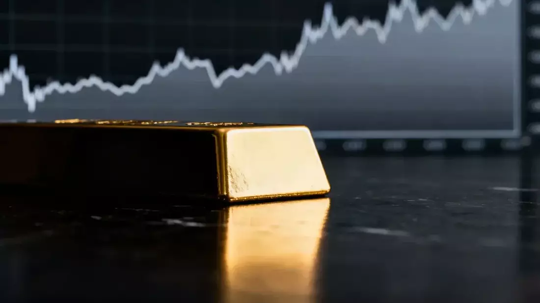 Gold Price Under Pressure: Oil Surge and Rate Hike Fears Weigh on Bullion
