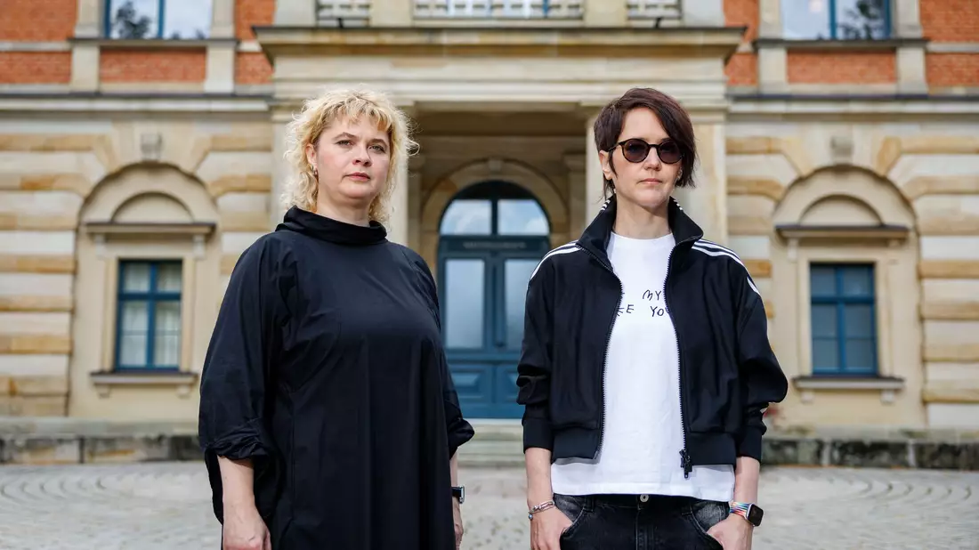 Die beiden Frauen inszenieren den ersten Bayreuther «Rienzi».  - Bild: Daniel Karmann/dpa