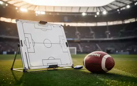 Ein Fußball auf dem Rasen in einem leeren Stadion bei Sonnenuntergang. - Foto: über boerse-global.de
