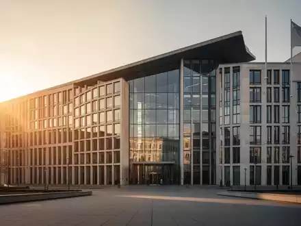 Das Bundeskanzleramt in Berlin bei goldenem Abendlicht, ein Symbol für Regierungsarbeit und politische Entscheidungen. - Foto: über boerse-global.de