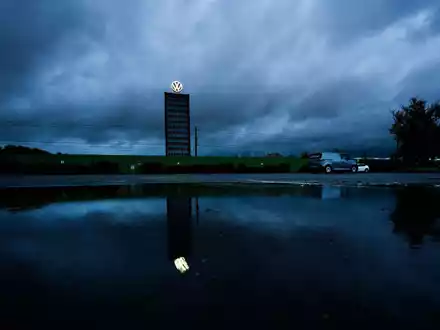 Düstere Wolken über Wolfsburg: Bereits zum zehnten Mal in Folge bricht der Quartalsgewinn ein. (Archivbild) - Foto: Julian Stratenschulte/dpa