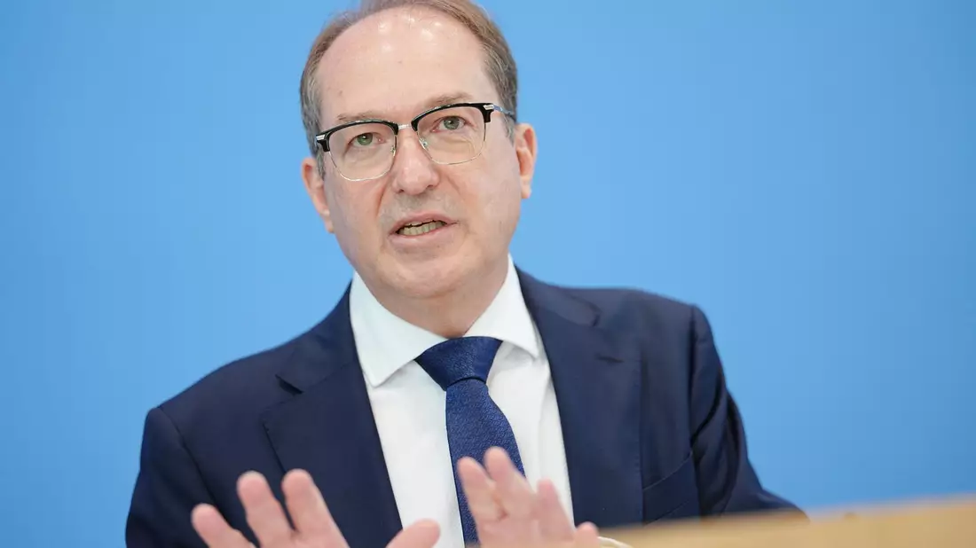 Innenminister Dobrindt sieht zunächst keinen Handlungsbedarf. (Archivbild) - Bild: Kay Nietfeld/dpa