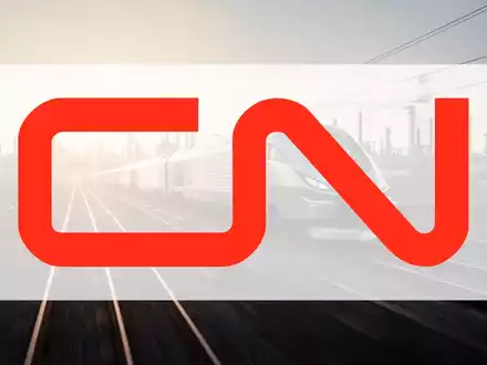 Moderner Güterzug in einer weiten Industrielandschaft bei Sonnenaufgang als Symbol für wirtschaftliches Wachstum. - Foto: über boerse-global.de
