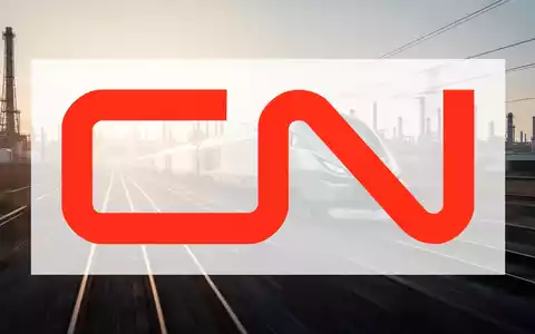 Moderner Güterzug in einer weiten Industrielandschaft bei Sonnenaufgang als Symbol für wirtschaftliches Wachstum. - Foto: über boerse-global.de