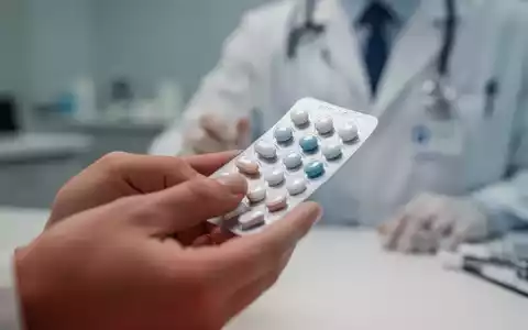 Eine Hand hält eine Medikamentenpackung in einer modernen medizinischen Praxisumgebung als Symbol für neue Adipositas-Therapien. - Foto: über boerse-global.de