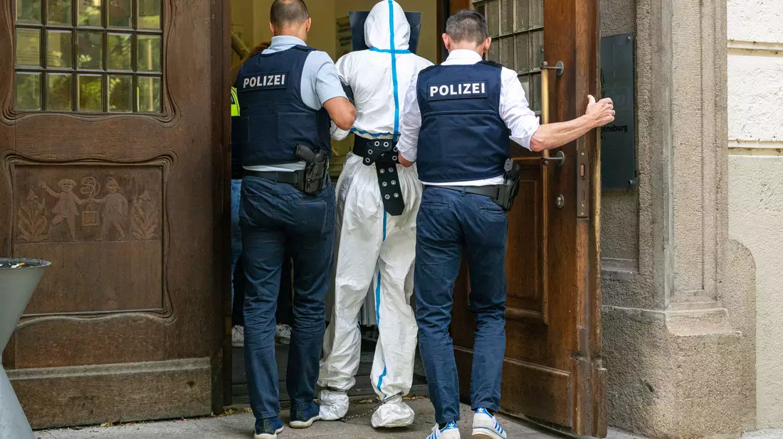 Der 20 Jahre alte Verdächtige wurde am Freitag einem Haftrichter vorgeführt. - Bild: Armin Weigel/dpa