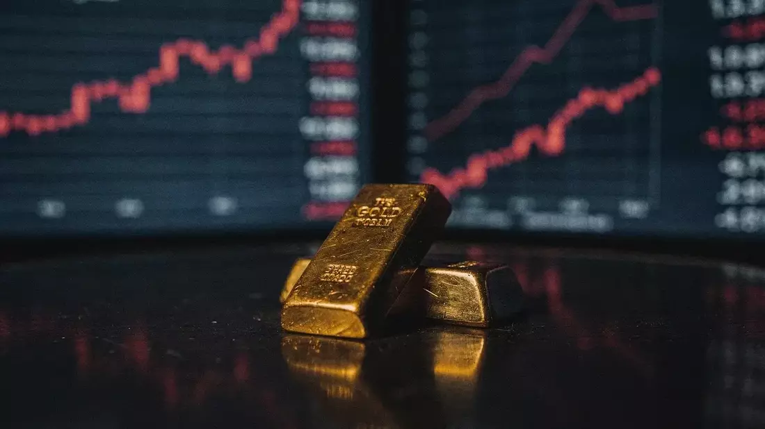 Oro en caída pese a récord de reservas de bancos centrales: precio cede 28%