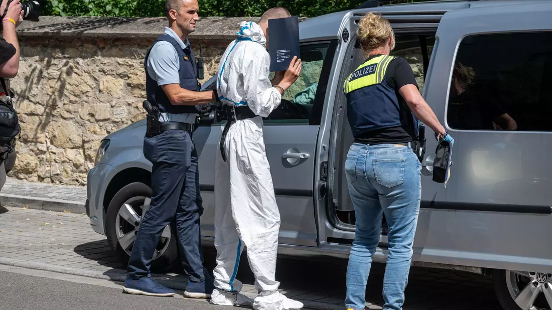 Der Verdächtige wurde am Freitag einer Ermittlungsrichterin vorgeführt.  - Bild: Armin Weigel/dpa
