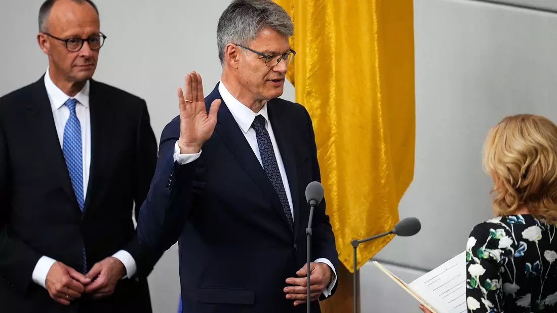 Da schien die Welt noch in Ordnung zu sein: Schnieder bei der Vereidigung. (Archiv-Foto) - Bild: Michael Kappeler/dpa