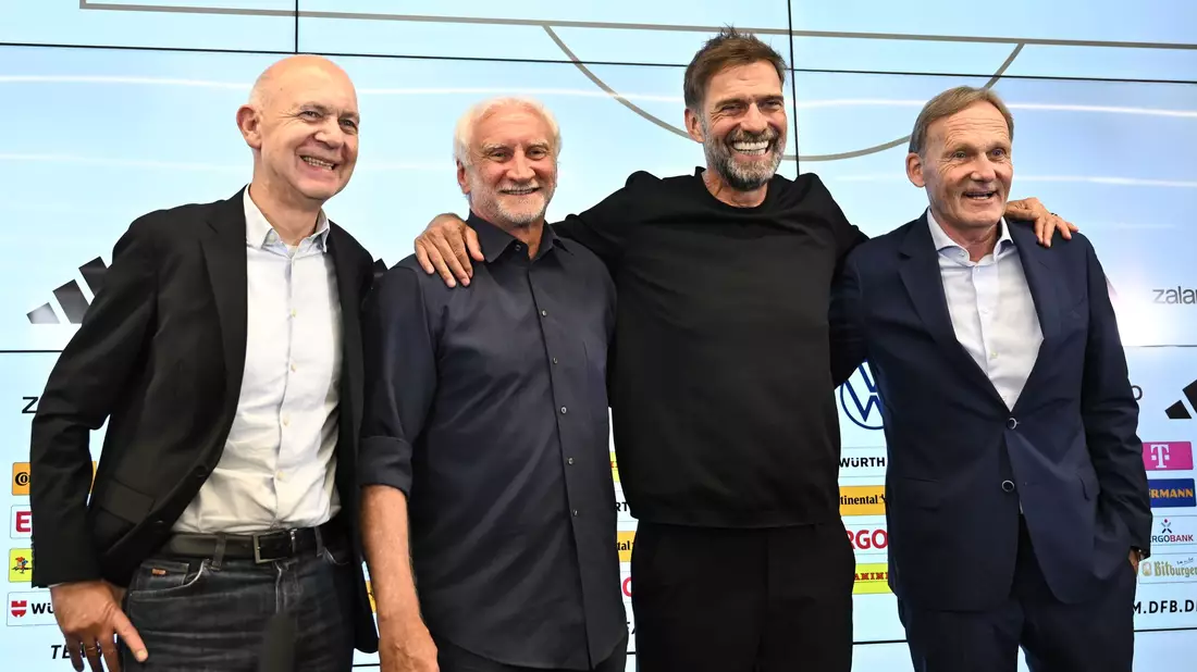 Schlussbild der DFB-Viererkette mit Präsident Bernd Neuendorf, Sportdirektor Rudi Völler, Bundestrainer Jürgen Klopp sowie Ligapräsident und DFB-Vize Hans-Joachim Watzke (von links). - Bild: Florian Wiegand/dpa