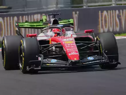 Charles Leclerc ist in Budapest der Schnellste. - Foto: Darko Vojinovic/AP/dpa
