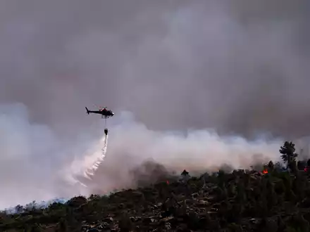 Starker Wind erschwert in Spanien die Bekämpfung der Waldbrände. - Foto: Manu Fernandez/AP/dpa