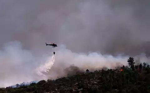 Starker Wind erschwert in Spanien die Bekämpfung der Waldbrände. - Foto: Manu Fernandez/AP/dpa