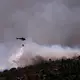 Starker Wind erschwert in Spanien die Bekämpfung der Waldbrände. - Bild: Manu Fernandez/AP/dpa