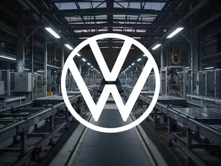 Industrielle Montagehalle in kühler, schattiger Beleuchtung als Symbol für wirtschaftliche Herausforderungen. - Foto: über boerse-global.de