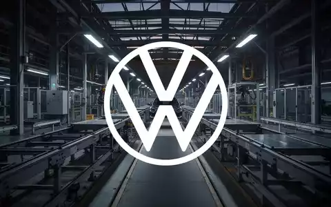 Industrielle Montagehalle in kühler, schattiger Beleuchtung als Symbol für wirtschaftliche Herausforderungen. - Foto: über boerse-global.de