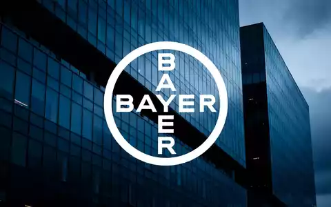 Abstrakte Architekturaufnahme eines modernen Bürogebäudes in kühlem, gedämpftem Licht als Symbol für Marktdruck. - Foto: über boerse-global.de
