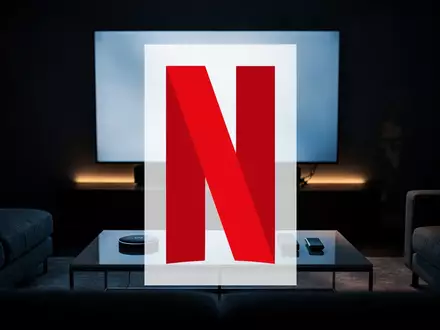 Abstraktes, atmosphärisches Bild eines modernen Wohnzimmers mit TV-Beleuchtung als Symbol für die Streaming-Branche. - Foto: über boerse-global.de