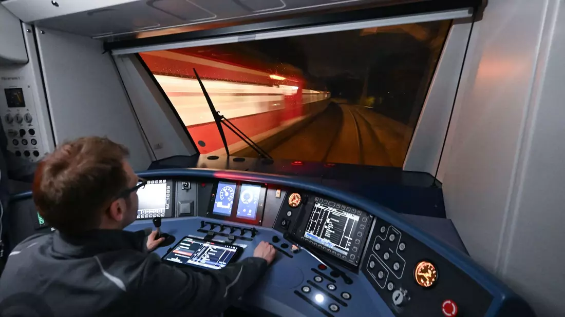 Für die Ausrüstung von Zügen mit ETCS gibt es nun eine neue Förderrichtlinie vom Bund. (Archivbild) - Bild: Bernd Weißbrod/dpa