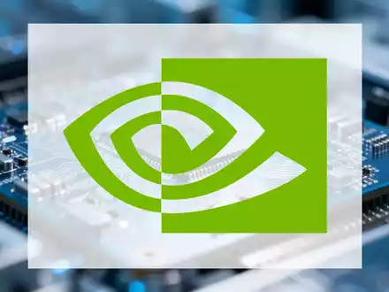 Abstrakte Darstellung einer modernen Mikrochip-Produktion in einem High-Tech-Reinraum mit bläulicher Beleuchtung - Foto: über boerse-global.de
