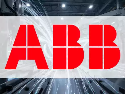 Abstrakte Darstellung industrieller Automatisierung und moderner Fertigungsinfrastruktur in einer Fabrikhalle. - Foto: über boerse-global.de