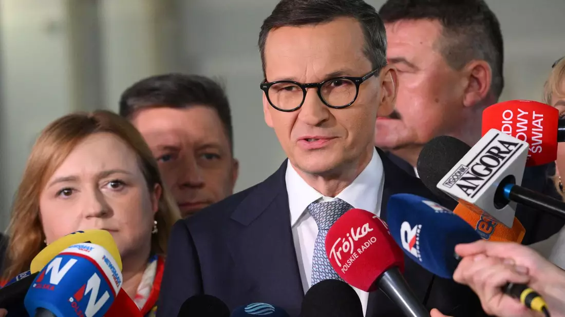 Polens Ex-Regierungschef Mateusz Morawiecki verlässt mit einer Gruppe von Abgeordneten die PiS.  - Bild: Radek Pietruszka/PAP/dpa