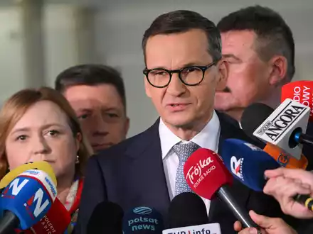 Polens Ex-Regierungschef Mateusz Morawiecki verlässt mit einer Gruppe von Abgeordneten die PiS.  - Foto: Radek Pietruszka/PAP/dpa
