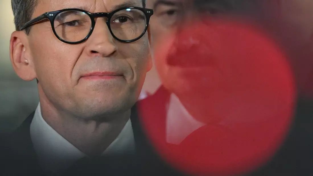 Polens Ex-Regierungschef Mateusz Morawiecki verlässt mit einer Gruppe von Abgeordneten die PiS.  - Bild: Radek Pietruszka/PAP/dpa