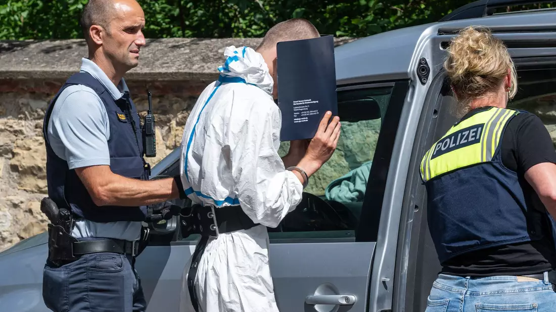 Nach der Entscheidung der Haftrichterin wurde der 20-Jährige in ein Gefängnis gebracht. - Bild: Armin Weigel/dpa