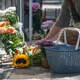Am Tag nach dem Angriff legten Menschen Blumen am Tatort nieder. - Bild: Armin Weigel/dpa