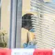 In der Bank läuft die Spurensicherung.  - Bild: Jason Tschepljakow/dpa