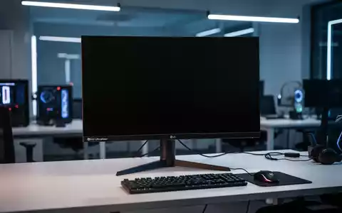 Ein moderner LG UltraGear Gaming-Monitor auf einem Schreibtisch in einer professionellen Büroumgebung. - Foto: über boerse-global.de