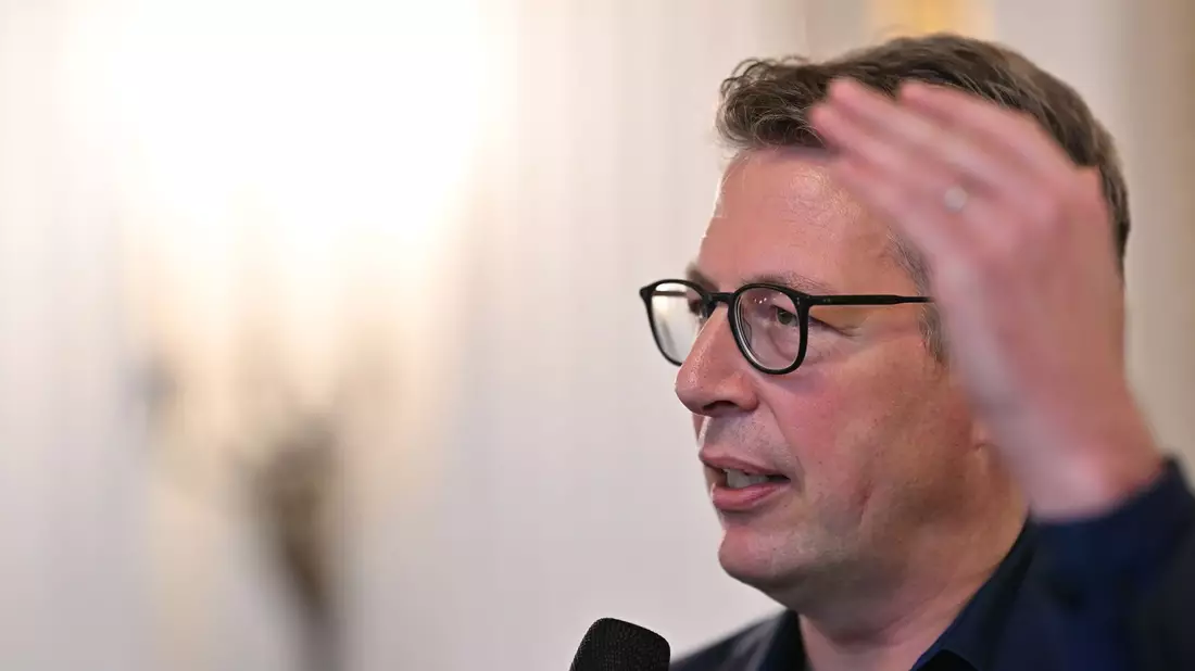 Bayerns Kunstminister Markus Blume (CSU) lobt die Bayreuther Festspiele. (Archivbild) - Bild: Peter Kneffel/dpa