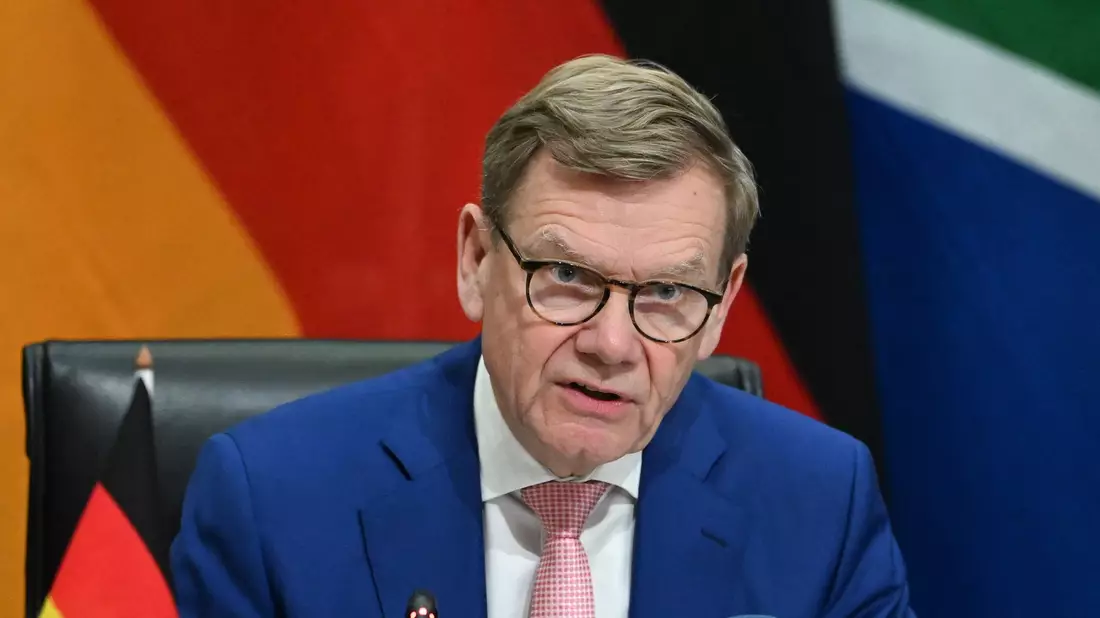 Wadephul zieht in einer ZDF-Sendung einen ungewöhnlichen Vergleich, als um das Völkerrecht ging. - Bild: Soeren Stache/dpa