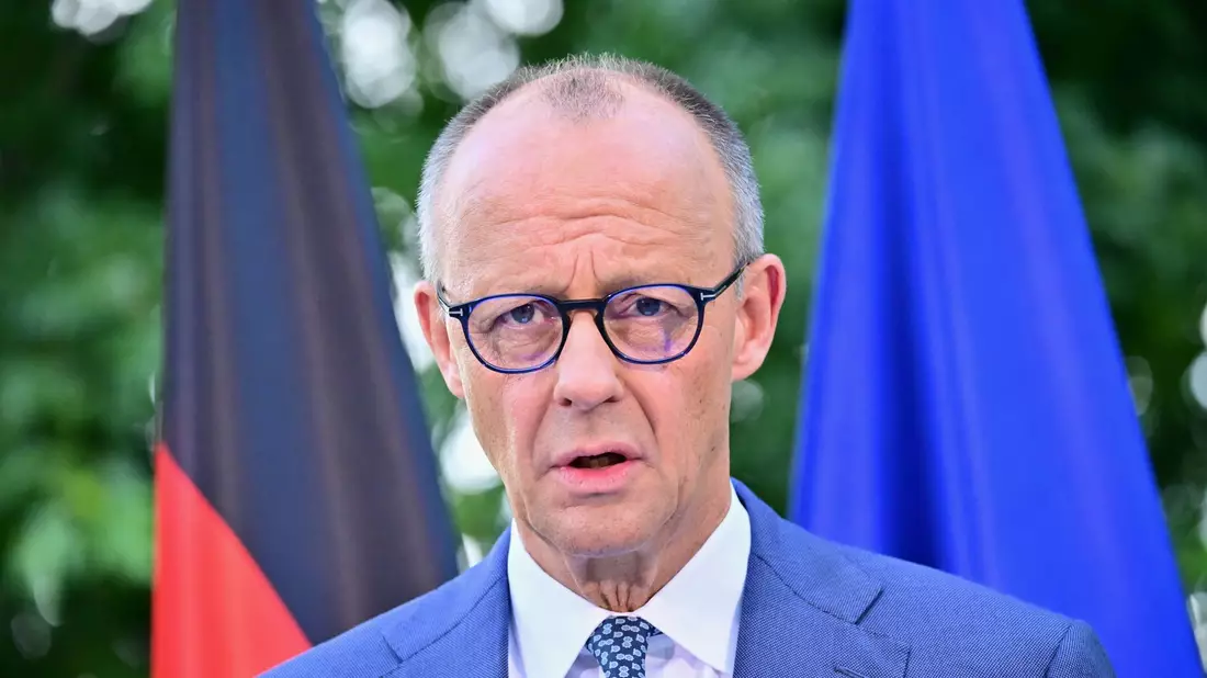 Die Freude über die Personalrochade hält sich bei Merz in Grenzen. - Bild: Sebastian Gollnow/dpa