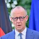 Die Freude über die Personalrochade hält sich bei Merz in Grenzen. - Bild: Sebastian Gollnow/dpa