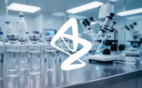 Abstrakte Darstellung eines modernen pharmazeutischen Labors mit Fokus auf wissenschaftliche Forschung. - Foto: über boerse-global.de