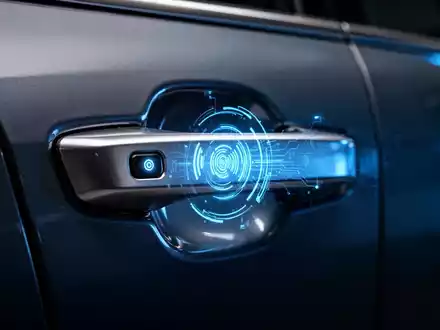 Nahaufnahme eines modernen Autotürgriffs mit digitaler Bluetooth-Datenvisualisierung als Symbol für Sicherheitsrisiken. - Foto: über boerse-global.de