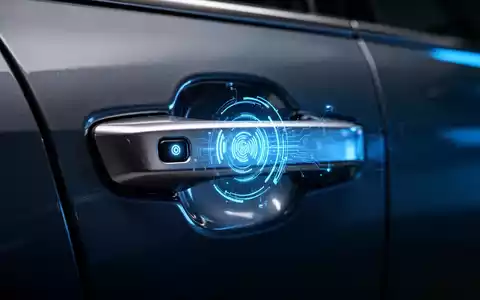 Nahaufnahme eines modernen Autotürgriffs mit digitaler Bluetooth-Datenvisualisierung als Symbol für Sicherheitsrisiken. - Foto: über boerse-global.de