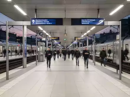 Moderner, sauberer Bahnsteig in einem deutschen Bahnhof bei Dämmerung mit Fokus auf Sicherheit und Ordnung. - Foto: über boerse-global.de