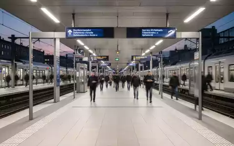 Moderner, sauberer Bahnsteig in einem deutschen Bahnhof bei Dämmerung mit Fokus auf Sicherheit und Ordnung. - Foto: über boerse-global.de