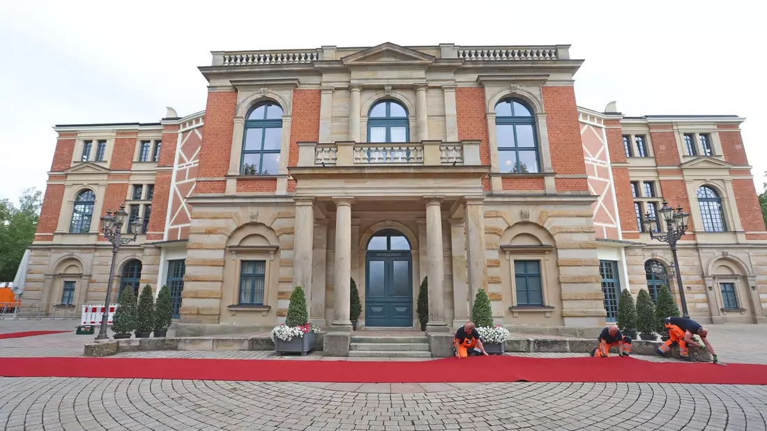 Erste Details zum Programm für 2027 der Bayreuther Festspiele wurden nun bekannt. (Archivbild) - Bild: Karl-Josef Hildenbrand/dpa