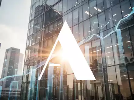 Moderne Büroarchitektur bei Sonnenaufgang als Symbol für wirtschaftliches Wachstum und positive Marktdynamik. - Foto: über boerse-global.de