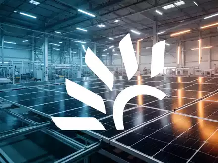 Moderne Solarmodul-Fertigungsanlage mit atmosphärischer Beleuchtung und Fokus auf technologische industrielle Ästhetik. - Foto: über boerse-global.de