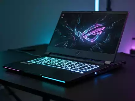 Schlankes Acer Nitro V 16 Gaming-Laptop mit beleuchteter Tastatur auf dunklem Schreibtisch mit Umgebungslicht. - Foto: über boerse-global.de