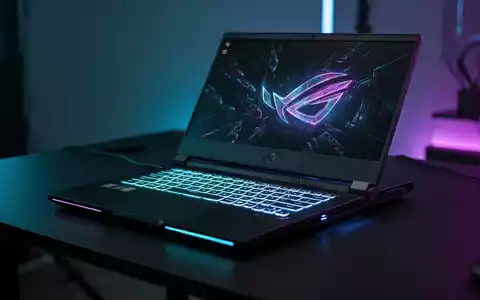 Schlankes Acer Nitro V 16 Gaming-Laptop mit beleuchteter Tastatur auf dunklem Schreibtisch mit Umgebungslicht. - Foto: über boerse-global.de